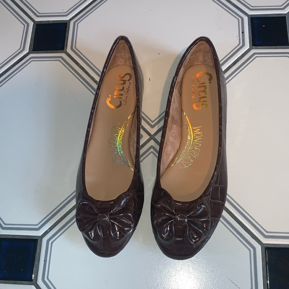 New in Box Dark Brown Crocodile Ballet Flats with Bow not worn Size 8M